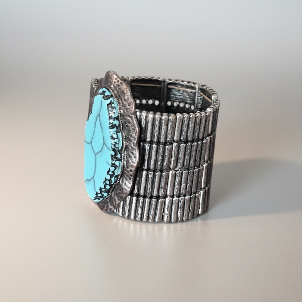 Handcrafted Vintage Turquoise Stone Medallion Silver Bracelet - Picture 2 of 10
